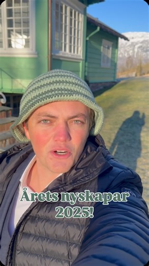 Singerheimen on Instagram: "🤍 TUSEN TAKK 🤍 Til tross for at sesongstarten enno er i vente, fekk Singerheimen ein gledeleg start på året då vi førre fredag var så heldige å motta prisen "Årets nyskapar 2025" i regi av Mogleg og Stryn Næringssamskipnad. Ifølgje arrangørane blir prisen delt ut til «aktørar som har vist særleg evne til nyskaping, kreativitet og gjennomføringsevne», og blant dei nominerte var òg dei særs dyktige Gjensyn Systove og Jostedalsbreen Nasjonalparksenter. Vi tek imot pris