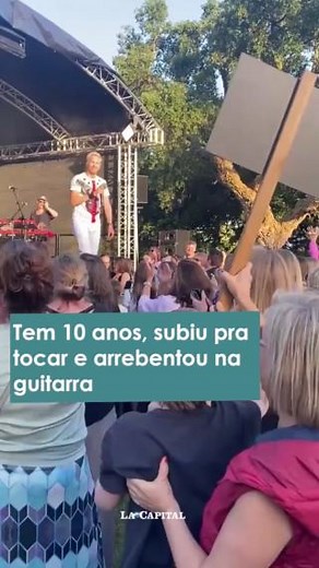 11M views · 359K reactions | Jake tem 10 anos e gosta de tocar guitarra. Esperançoso para tocar em um palco, montou um pôster em sua casa com um pedido especial e foi ao show da banda inglesa de covers RPG. O pôster funcionou, propôs à banda tocar Sweet Child O' Mine dos Guns N' Roses e agora seu solo de guitarra percorre o mundo inteiro. Via Diario La Capital | Ricardo Amorim | Facebook