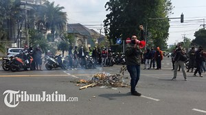 Mahasiswa Unair Demo Blokade Jalan Depan Kampus C, Tuntut 3 Hal Ini: Termasuk Uang Pulsa - Tribunjatim.com