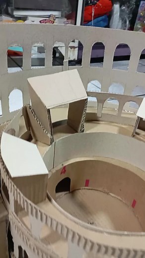 Crea un Coliseo Romano con Manualidades