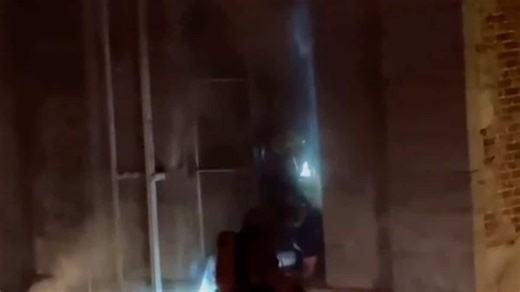 [VIDÉO] Incendie du Vieux-Montréal: un homme inconscient sauvé in extremis par les pompiers