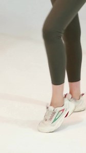 52K views · 331 reactions | “He’s parenting, not helping.”認真說當小莊這麼說時，真的當下馬上想跟他生小孩。 我經常跟我姪女說：你未來要找的另一半，不是最帥最有錢的。而是一個下班會趕快回家跟你吃晚餐然後幫你們小孩洗澡的老公。 奇妮孕哺 | 後山小公主 Crystal Yang | Facebook