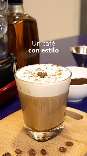 Por la mañana café, por la tarde Irish Coffee. Termina tu día con una bebida a base de espresso hecho en segundos con la cafetera automática PrimaLatte™️Touch de Oster®️. | Oster