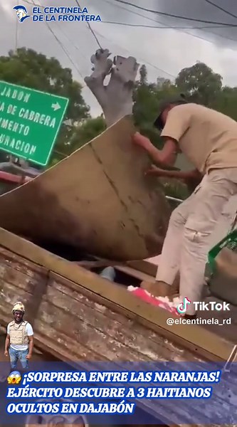 😱🍊 ¡SORPRESA ENTRE LAS NARANJAS! Miembros del Ejército de República Dominicana 🇩🇴 interceptaron una camioneta en Santiago de la Cruz, Dajabón, durante labores de inspección y control. Al revisar una carga de naranja agria y toronja 🍊, los militares descubrieron una caleta oculta debajo de los productos, donde eran transportados tres ciudadanos haitianos en condición migratoria irregular. 🚨 El conductor fue detenido, mientras que la camioneta quedó retenida para los fines legales correspond