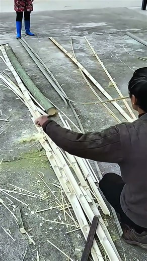 Mesmerizing Handmade Bamboo Splitting – Traditional Craft in Action 🌿