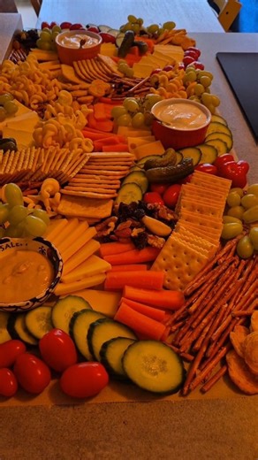 Kimberley on Instagram: "Kijk mee hoe je een luxe XXL borrelplank op tafel zet voor € 23,50. #xxlborrelplank #inspiratie #koken #grazingplatter #opbudget #budgettips"