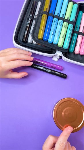 ✨ Trasforma il vetro in una tela brillante! Con gli Art Marker tintaUNITA®, ogni superficie riflette la tua creatività: colori intensi, coprenti e luminosi che aderiscono perfettamente al vetro per effetti unici e sorprendenti. 🎨💫 🔗 https://www.tintaunita.com/novita/novita-cancelleria/art-marker-tintaunita/ 📍Disponibili solo nelle migliori cartolerie #tintaUNITA #ArtMarker #VetroArt #MarkerArt #CancelleriatintaUNITA | Tintaunita