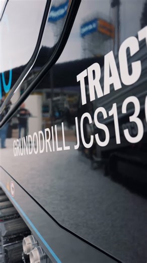 Elektrisch bohren im urbanen Raum – leise, emissionsfrei und leistungsstark. ⚡ Die GRUNDODRILL JCS130E/ ACS130E steht für eine neue Generation grabenloser Technologie. Weniger Emissionen. Weniger Wartung. Volle 130 kN Zug- und Schubkraft. Im nächsten Beitrag zeigen wir, wie diese Technik mitten in der Stadt zum Einsatz kam. 🚧 Mehr Infos zur Technik gibt es über den Link in unserer Story. __ #HDD #ElektroAntrieb #Grabenlos #ZukunftBauen #Baustellentechnik | TRACTO