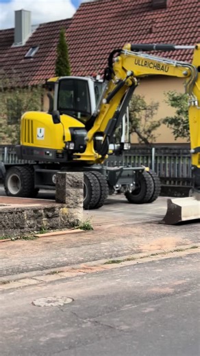 Bagger in der Einfahrt🤙🏻 #baustelle #baggerfahrer #wacker #neuson #ew65