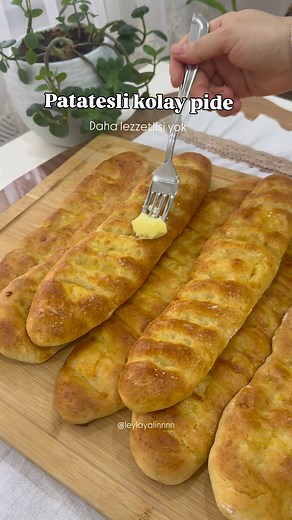 Bu tarife bayılacaksınız bol patatesli iç harcı ile favori tarifiniz olacak mutlaka kaydedip deneyin 👌 Malzemeler Hamuru için 1 su bardağı ılık su Yarım su bardağı süt 1 yemek kaşığı maya 2 yemek kaşığı sıvı yağ 1 tatlı kaşığı tuz 4 su bardağı un İç harcı için 5 6 âdet patates haşlanacak Bir baş kuru soğan Tuz karabiber pul biber Hazırlanışı Önce hamuru hazırlayalım mayalama süresinde de patatesleri haşlayalım. Patatesler pişince püre haline getirelim daha sonra kuru soğanı sıvı yağda kavuralım