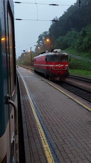 SŽ 342 001 Moped being kicked in Spiefeld-Strass