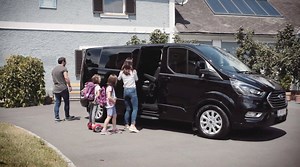 Tagsüber fahrende Werkstatt, am Nachmittag aber schon Freizeittransporter. Auf Grund des flexiblen Sitzpaketes, den umfassenden Sicherheits- und Assistenzsystemen, seiner geräumigen Maße und nicht zuletzt der neuen Optik ist der neue Ford Tourneo Custom das ideale Fahrzeug für die Nutzung im Bereich Business & Family und so vielfältig wie das Leben. | Ford Austria