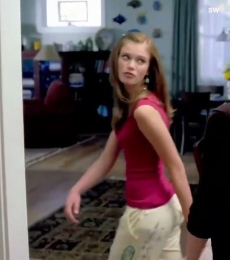Sara Paxton looking good in pants 01