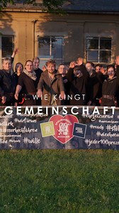 Wie klingt Heimat, wenn viele Stimmen zusammenkommen? In Folge 8 der Kurzdokumentationsserie „Wie klingt Heimat“ geht Felix Räuber der Frage nach, welche Rolle Musik für Gemeinschaften spielt – und landet an Orten, an denen man sofort spürt: Hier geht’s um Zusammenhalt. Er trifft einen Fanchor, hört die Energie eines Spielmannszugs – und findet in einem jüdischen Restaurant in Chemnitz einen ganz eigenen Klang von Miteinander: Gespräche, Lachen, Musik, Erinnerungen. Mal laut und mitreißend, mal 