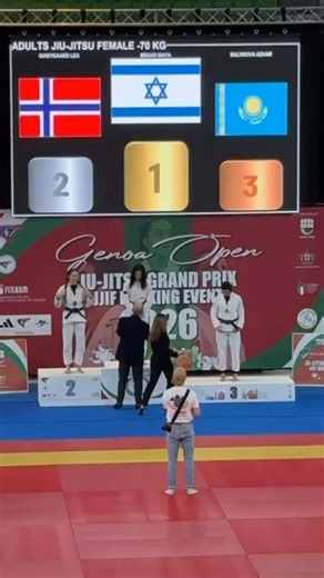 🎉🇮🇹 גאווה ישראלית על אדמת איטליה! מאיה בכר משמיעה את ההמנון שלנו בגאווה לאחר שקטפה את מדליית הזהב בגראנד פרי של JJIF בגיוגטסו! 🥇✨ עם שלושה ניצחונות מרשימים וניהול קרב מושלם על המזרון, היא הראתה לכולם מה זה כוח, התמדה ושליטה מלאה. פרגנו לספורטאית שלנו, מאיה, על ההישג המדהים! 💙🤍 #גאווהישראלית #מאיהבכר #גראנדפרי #גיוגטסו #ספורטאיותישראליות | התאחדות הג'ו ג'יטסו תחרותי מסורתי בישראל