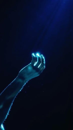 FC-720C’s cold blue light cuts through the darkness, weaving a deep-sea dreamscape.