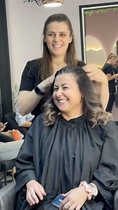 Zamislite prelazak iz plave u predivno smeđe nijanse – kako izgleda ova transformacija? U ovom videu pratite kako smo promijenili plavu kosu u bogate smeđe tonove koristeći Milky Way tehniku i tonere i na kraju smo kosu nahranili s Fusio Dose. Vidjet ćete svaki korak – od početne plave do zapanjujućih smeđih nijansi. Rezultat pokazuje kako prilagoditi boju prema željama klijentice. | Frizerski studio “Magic by Aida “