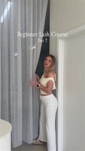 Day 2 of our Beginner Lash Course includes 👇🏼 ✔️ Recap of Wet Set & Wet Wispy Set Theory (online course is completed prior to training day) ✔️ Sponge & Mannequin Practise with spikes ✔️ Mapping different eye shapes ✔️ Live Wet Set Model ✔️ Live Wet & Wispy Model ✔️ Retaining clients & mindset presentation Our courses ARE NOT designed to teach you lashes & that’s it… it’s designed to set you up for SUCCESS in this industry by covering every.single.thing 💅🏼 We ONLY have 2 more spots left in ou