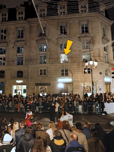 Flash Mob de ‘Carol of the Bells’ em Paris: Natal Inesquecível