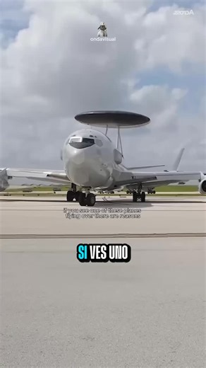 Software Logístico para Carga | Courier y Casilleros on Instagram: "Impresionante el ojo del cielo ✈️🛰️ Este avión de defensa con radar superior demuestra cómo la tecnología puede ver más allá del horizonte, anticipar, proteger y actuar con precisión total. Un verdadero gigante de vigilancia aérea que no solo vuela… observa, analiza y domina el panorama completo. Y así como esta aeronave mantiene control desde las alturas, las empresas Courier, paquetería, carga y casillero también necesitan un