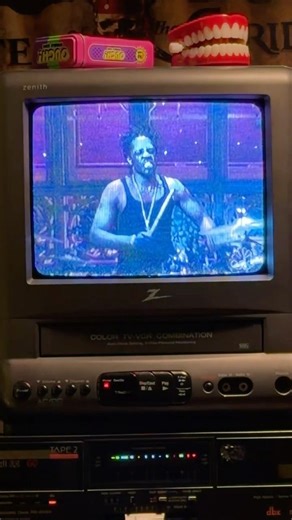 Whats this song? (2004 SNL Musical Guest) Live Music Rocks