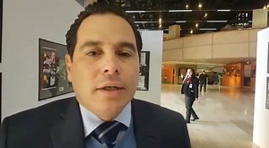 #Tijuana El subprocurador de justicia de la PGJE en Tijuana, Jorge Álvarez, habla sobre la detención de 2 sujetos por portación de arma de fuego durante la noche de ayer. Se trata de Juan “N” de 28 años de edad alías “El Tortas”, y Adrián Homero “N” de 35 años, alías “el gordo”. Se está investigando la posible relación de estos dos sujetos en el ataque armado contra tres policías municipales. | Blanco y Negro