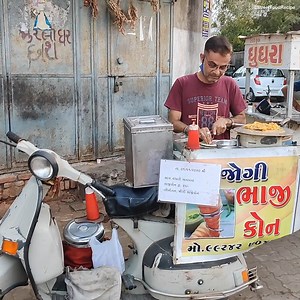 Rajkot Man Selling Bhaji Cone on his Scooter at Sant Kabir Main Rd, Near Jal Ganga Chowk | Street Food Recipes