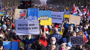 "Stoppt den Krieg!": Mehr als 100.000 Menschen demonstrieren in Berlin für Frieden