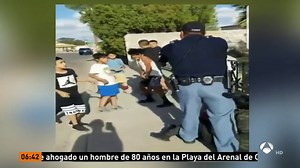 Polémica en EEUU por las imágenes de un policía apuntando con su pistola a un grupo de niños