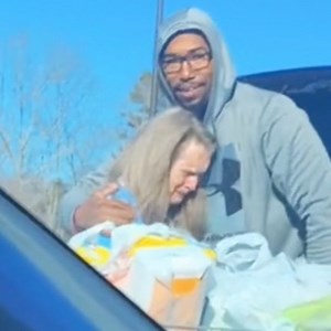 33K views · 4.1K reactions | Stranger Helps Woman Load Groceries 梁❤️ | Daniel D. | Facebook