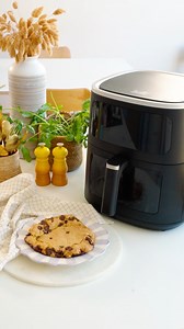 26K views · 28 reactions | AIRFRYER COOKIE XL ✨ Ben jij een grote cookie lover maar heb je geen zin in urenlang bakken? Maak supersnel een extra large cookie met een airfryer van Fritel!  #AirfryerMagic #CookieLover #Fritel | njam | Facebook