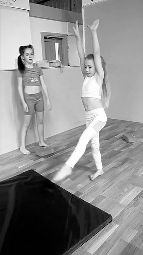 Just a pair of tiny U8 Beginners so determined to get both their left and right leg walkovers and that they did!! F l i s s & A n t o n i a ✨ Little superstars! We always make sure we work both sides of the body in all our classes as it’s so important especially when working with children’s growing little bodies 🫶 so so proud of these two tonight and their determination to master the skill even though it was hard at such a young age 💪 #freestyledisco #dance #freestyledance #proud #acro #hardwo