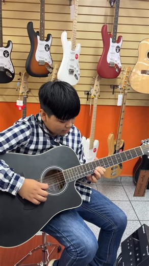 Ufff, qué rolón 🔥 Gracias por esa interpretación de “Ella” de Natanael Cano 🤠🎶 El músico está tocando con una Tagima Rio Bravo, disponible en Tacea Music 🎸✨ Si eres músico, te invitamos a nuestra tienda a compartir tu talento 🎵🙌 | Tacea Music