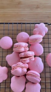Easy Macarons 🎀 Bahan : (26-30 macarons) 70 gr putih telur 60 gr gula pasir 70 gr tepung almond 120 gr gula halus Step: •au bain marie putih telur dan gula pasir diatas air panas mendidih sampai putih telur dan gula mencapai suhu 50c dan gula larut, pastikan terus diaduk biar telur tidak matang •mixer putih telur dengan kecepatan sedang 4 menit dan kecepatan tinggi 3 menit kemudian pelankan perlahan kecepatan hingga stiff peak(sangat kaku) •ayak tepung almond dan gula halus (boleh diblend dulu 