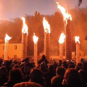 mercoledì 16 gennaio 2019 ore 15.00 Il fascino intramontabile delle Farchie si riaccende a Fara Filiorum Petri Un rito antichissimo, legato al culto di Sant'Antonio Abate, che affonda le radici nel 1799. Ancora oggi si ripete tra fede, tradizione e folclore Religione, credenze popolari, riti pagani e un rito di fascino innegabile, diventato, nei secoli, uno dei simboli più tipici della tradizione abruzzese. Sono le farchie di Fara Filiorum Petri, comune ai piedi della Majella, dove ogni anno, a 