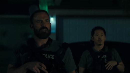 If I have learned anything it’s that blinking street lights is never a good sign. 🎥 The Rip | Netflix