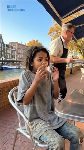 The restaurant employee’s warm act of kindness touched everyone’s hearts!