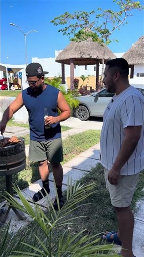 No creo que mi amigo quiera asar carne con este calor #comedyshorts #humor #viralvideo