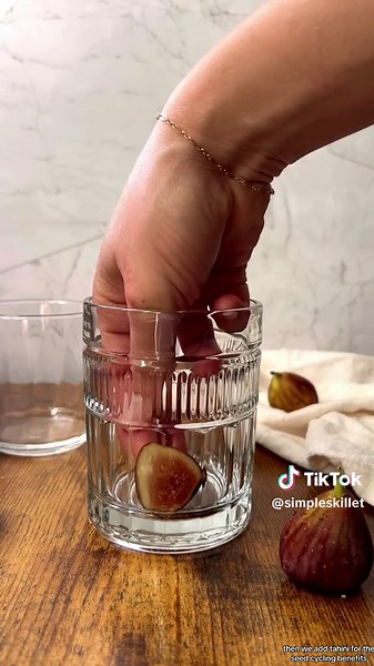 A quinoa parfait!? Let me explain - quinoa is a superfood packed with protein, fiber, iron, and other vitamins & minerals. Then we add tahini for the seed cycling benefits, Greek yogurt for extra protein, and figs for antioxidant benefits!! It’s high in protein and will help balance your blood sugar 💕 Ovulatory Phase: lasts around 3-4 days and starts around day 14 of the menstrual cycle. Ovulatory Phase: ✨What’s going on in your body? Estrogen and testosterone are peaking! You’re feeling good, 