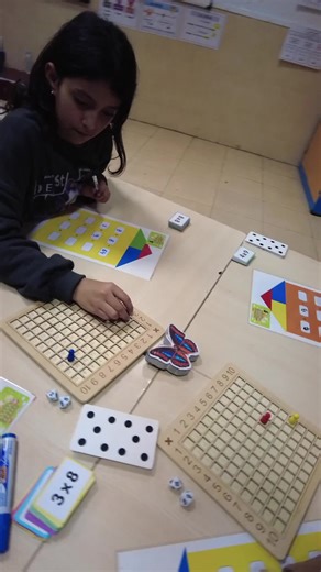 🎉📚 Les maths, c’est fun ! Nos élèves s’éclatent en apprenant les multiplications et divisions avec des activités interactives ! ✖️➗💡 #ApprendreEnSAmusant #MathsFun #MultiplicationGame