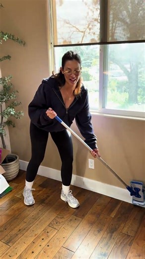 Baseboard cleaning mop