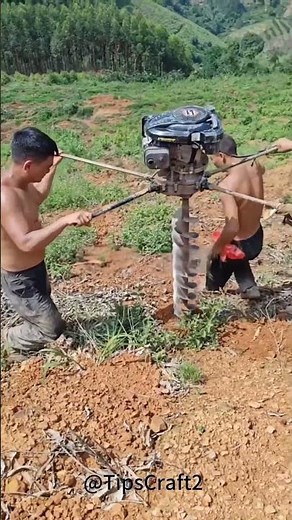 Brothers work together to drill the water, making the photovoltaic pile hole deep and round