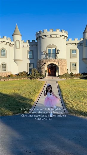 Still can’t believe this is only 25 minutes from Boise… A legit Christmas castle in Kuna where Elsa sings, Santa does storytime, and the whole place feels like you just walked into a real-life snow-globe. 🏰✨ If you’re new to Idaho (or just looking for holiday magic), put this at the top of your list. Twinkling lights, cocoa in hand, princess songs echoing through the halls, Santa reading by the fire… it’s the kind of cozy Christmas moment you never forget. This is why I love showing people what