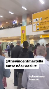 Greg chega ao Brasil e é recebido pelos brs Tá vendo Chris? Poderia ser você, mas nãoooo. Você prefere odiar a gente | Universo Geek