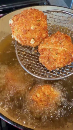 THE CRUNCH ON THESE MAC & CHEESE BALLS IS CRAZY 🤯🧀🔥