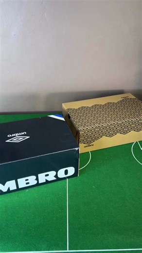 Unboxing Umbro Speciali Football Boots | Eirenfutbol