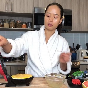 2.3M views · 2.4K reactions | Bữa sáng hôm nay của Emma sau khi đi tập gym về, hôm nay thích ăn bữa sáng nhanh gọn low carb - high fat . Bữa sáng này nếu bạn nào ăn theo Keto sẽ áp dụng được nhé !!! Nguyên liệu: 1 quả trứng gà 2 thìa phomai cheddar cheese 1/2 quả bơ 3 -5 quả dâu tây Nếu bạn nào thích ăn thêm protein thì tăng lượng trứng nhé . Love, #Emmaphamkitchen | Emma Pham Kitchen | Facebook