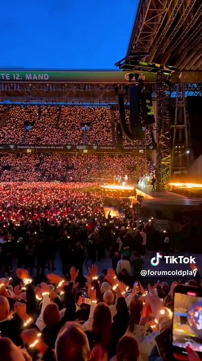and it was all yellow 🌻💛 🎥: trinelisegrindevoll (via IG) #coldplay #yellow #coldplayconcert