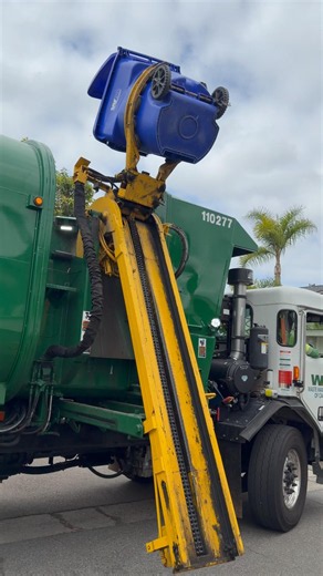 New Garbage Truck Picking Up Recycling! #youtube #shorts #youtubeshorts #ytshorts #trending