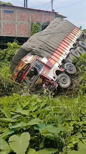 Truck Fell Into Deep Pit 😳